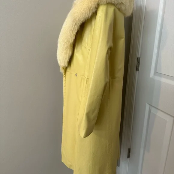 Vintage Yellow Leather Coat with Fur Collar - Picture 9 of 16